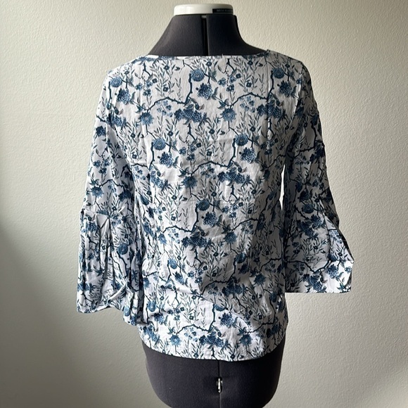 Francesca's top white blue floral bell sleeves size XS fresh clean - Picture 5 of 9